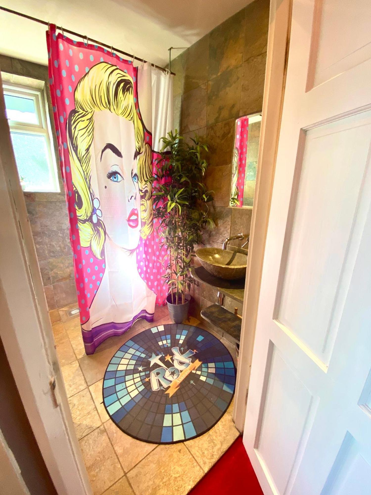 Pop Art Pad Heart Of Old Town With Parking! Apartment Hastings Luaran gambar